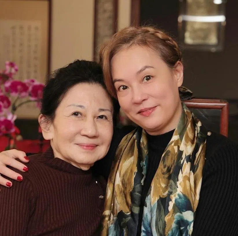 翁静晶（右）曾因妈妈当年百般阻挠她的恋情，而母女关系恶劣。（互联网）