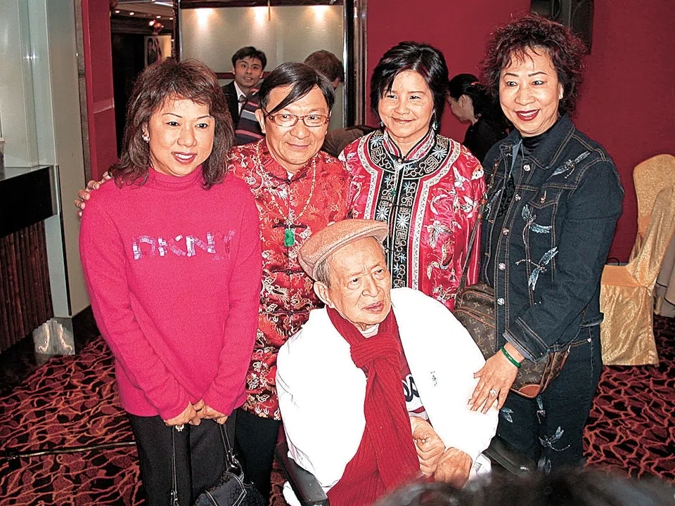 关海山在世时，虾嫂（右一）不时带着他出席朋友聚会。（互联网）