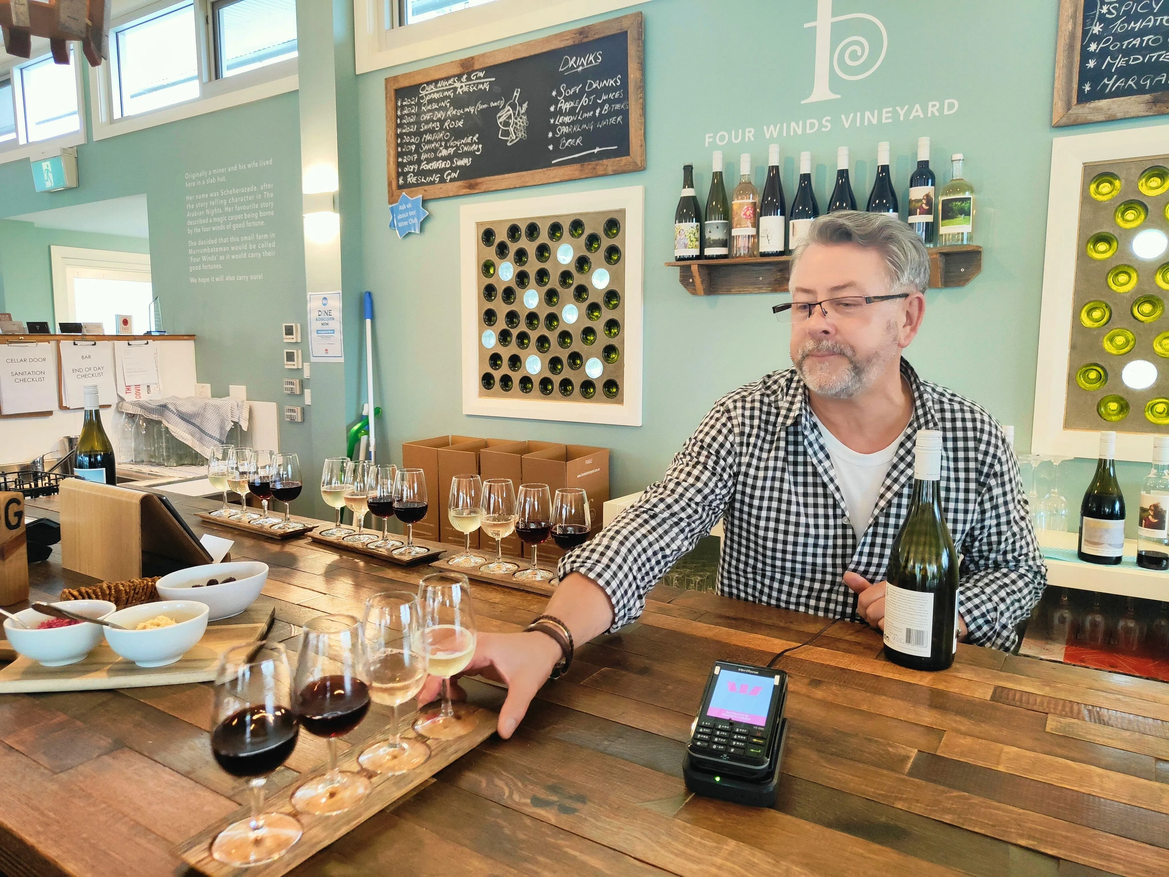 在堪培拉酒庄，可一次品尝不同类型的酒。（李雅歌摄）