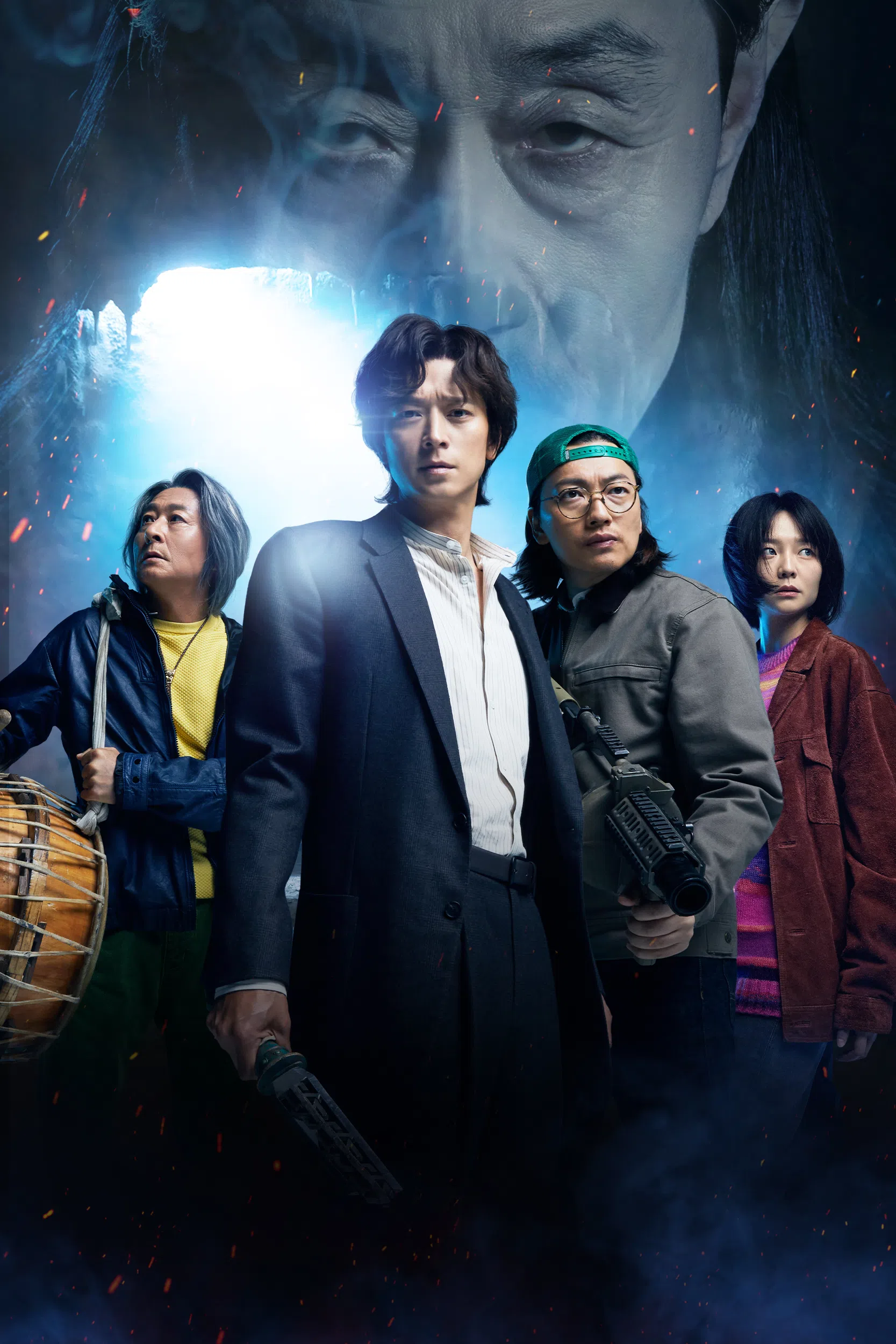 姜栋元（左二）在《附身》饰演假借驱魔招摇撞骗的驱魔师。（Viu提供）