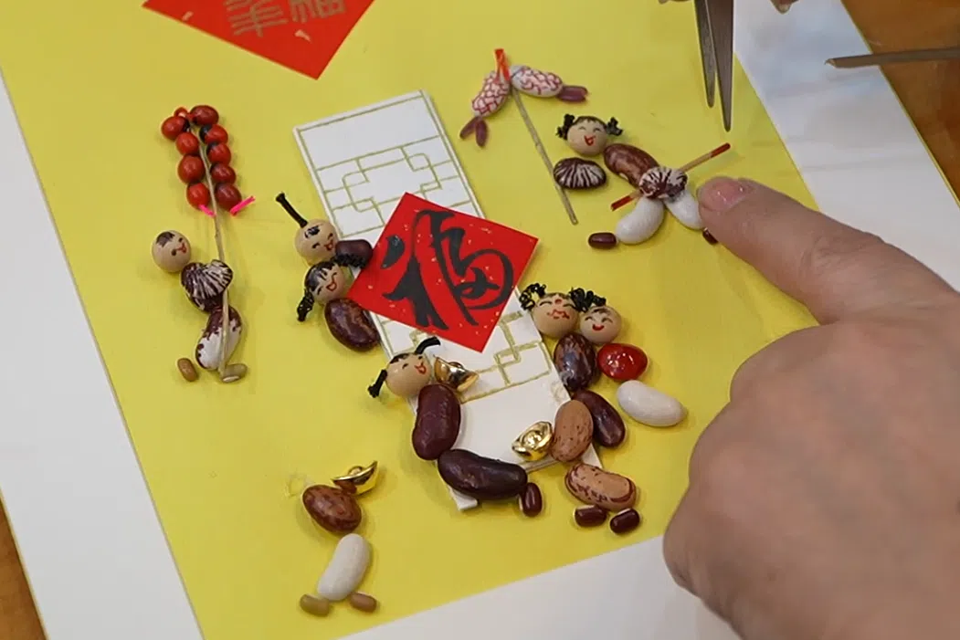 看似平凡的豆子，在崔老师的创作下变成吉祥如意的一幅画。（视频截图）