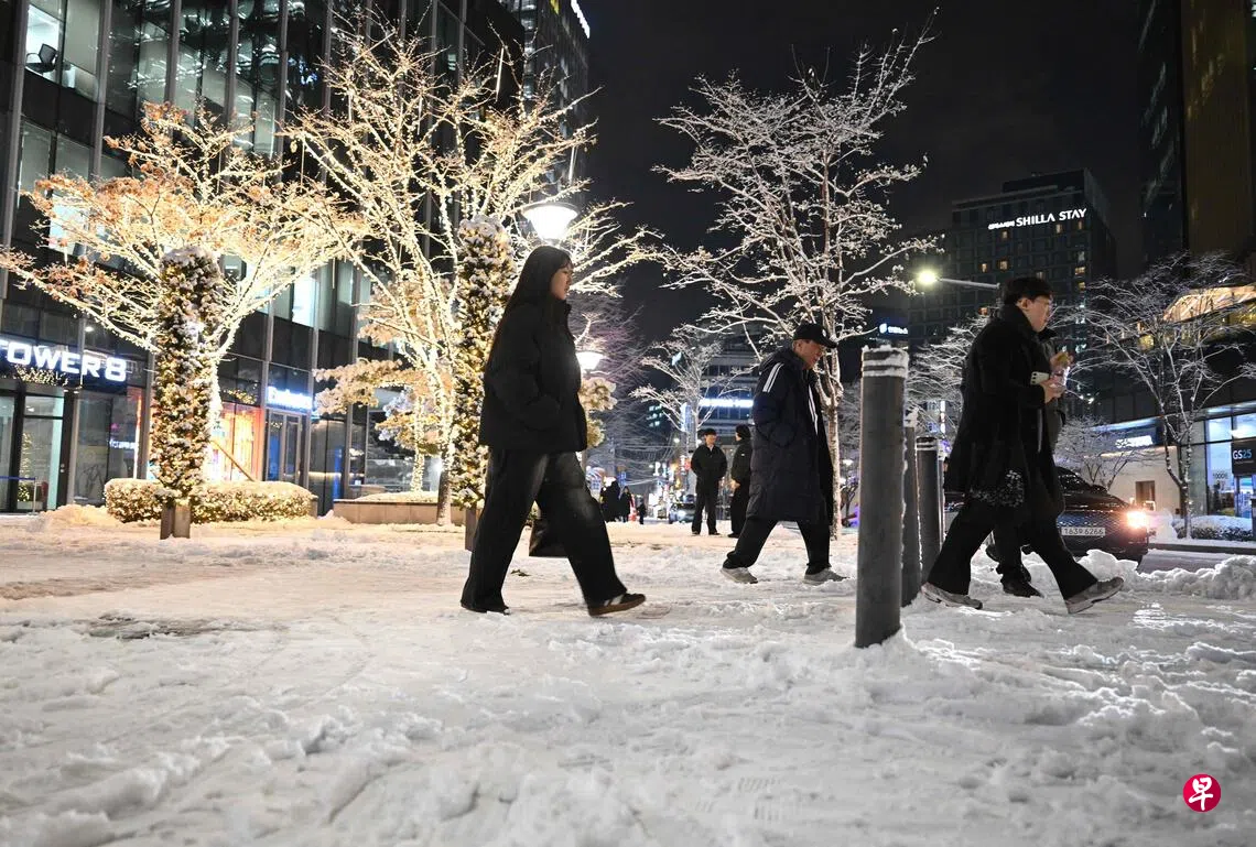 韩国昨晚强降雪道路结冰出行受阻事故增多| 联合早报