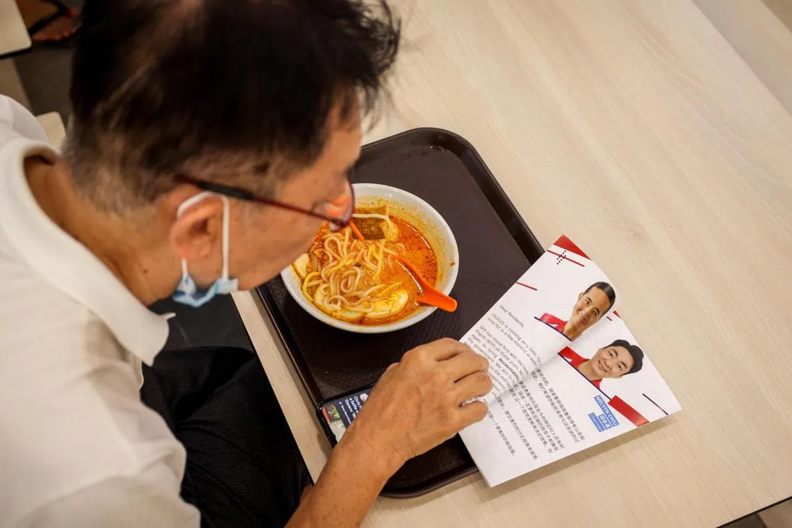 人民党星期六早上向碧山—大巴窑集选区选民分发传单，上面写着：“我们的愿景是实现一个平衡的国会，替您激烈地辩论政策以提高生活素质。”（叶振忠摄）