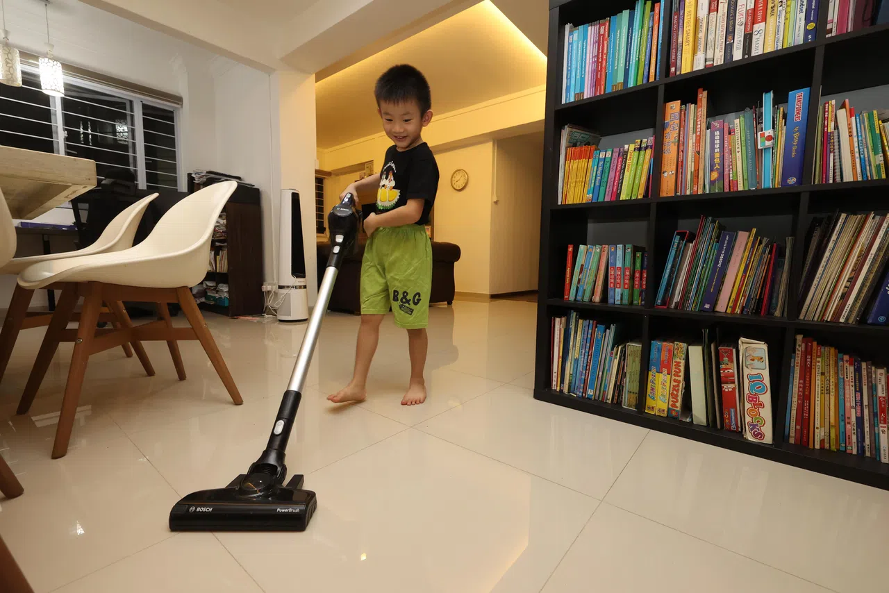 俞聿勋是家里的吸尘好帮手。 （唐家鸿摄）