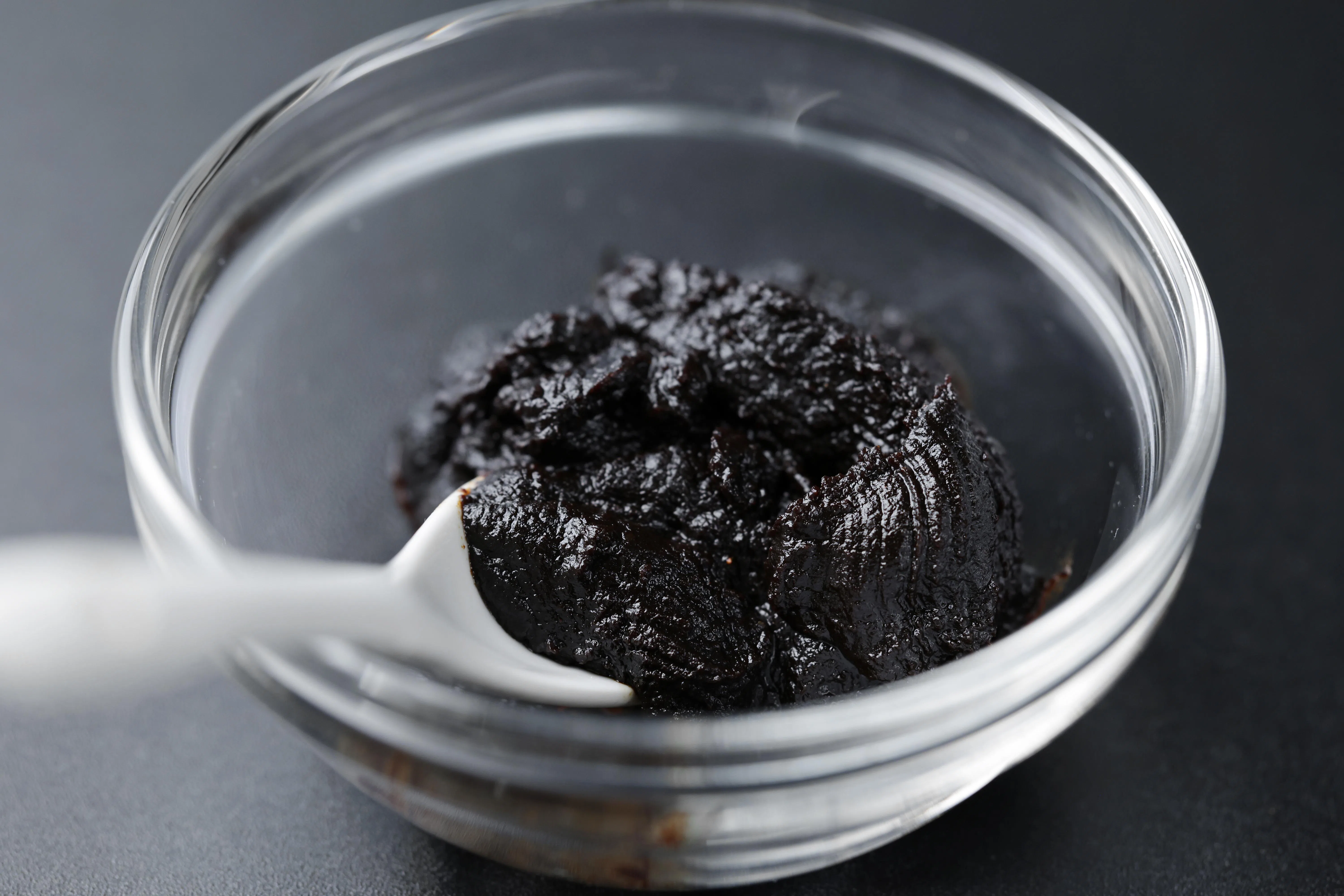 色泽较深的红味噌（又称赤味噌）因发酵时间久，味道较浓郁，可用来制作蘸酱，亦可搭配白和黄味噌煮汤。（叶振忠摄）