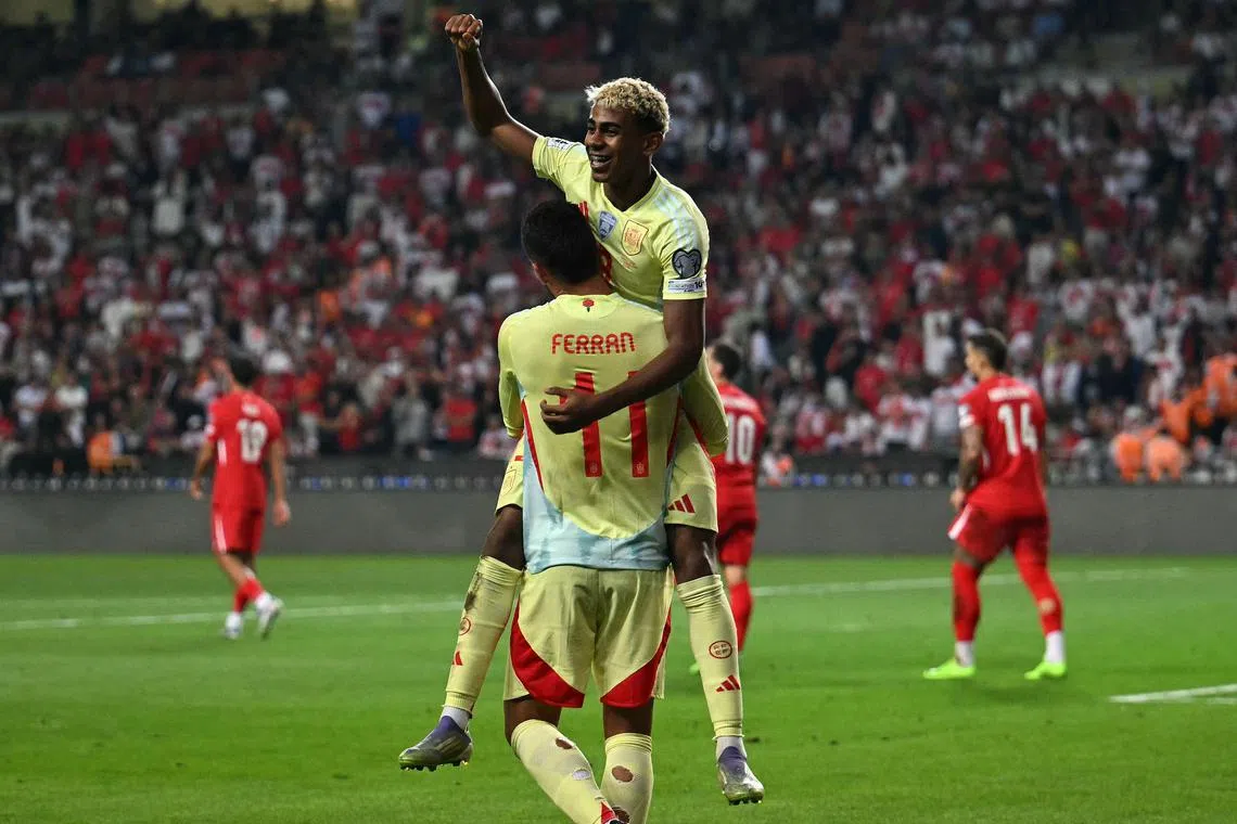 西班牙前锋托雷斯（11号）为球队攻入第四球，小将亚马尔（面对镜头者）为他送上助攻。（法新社）