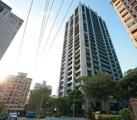 昆凌借出豪宅让好友王子和弟弟免费住，却闹出腥闻。（互联网）