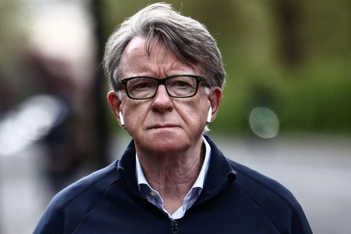 72岁的曼德尔森曾在英国前首相布莱尔、布朗执政期间担任商务部长等要职。2025年2月，斯塔默任命他为驻美大使，但他履职仅七个月就因与爱泼斯坦案的关联浮出水面而被解职。（法新社）