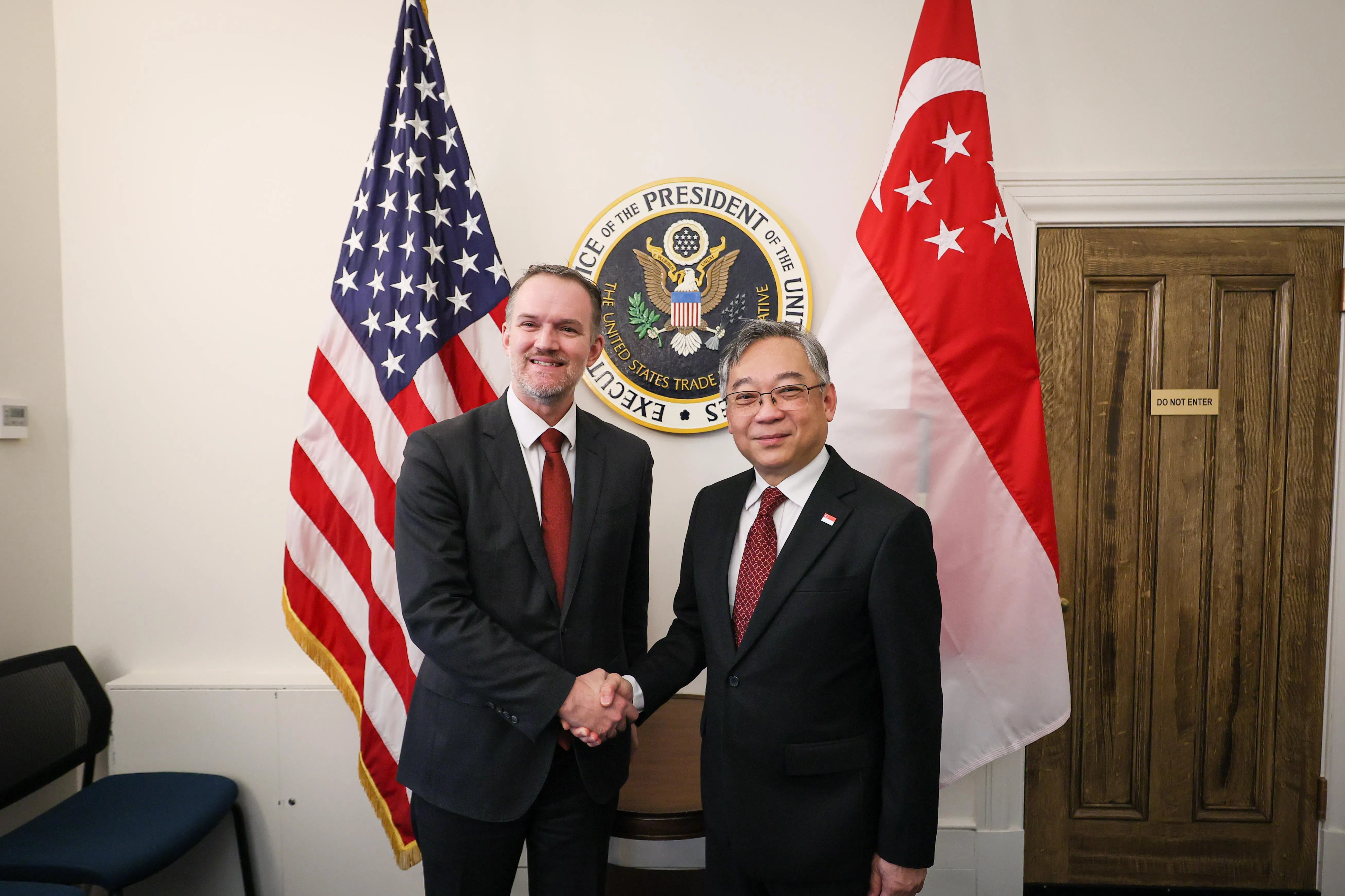 副总理兼贸工部长颜金勇（右）和美国贸易代表格里尔握手合影。（数码部提供）