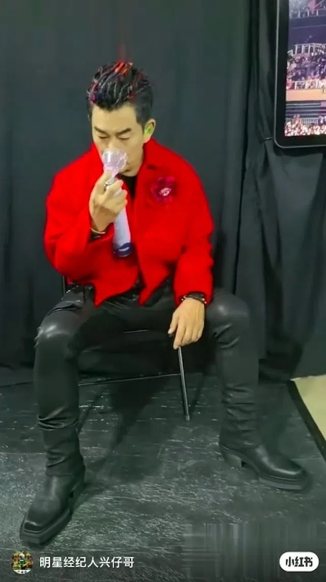 任贤齐被拍到出场演唱前吸氧，引起热议。（视频截图）