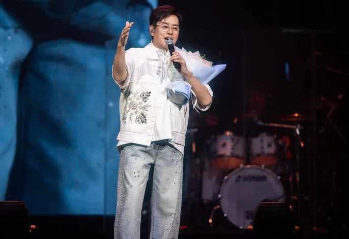 谭咏麟自去年11月因病临时取消演唱会，目前人已恢复健康，正忙于巡回演唱会。（互联网）