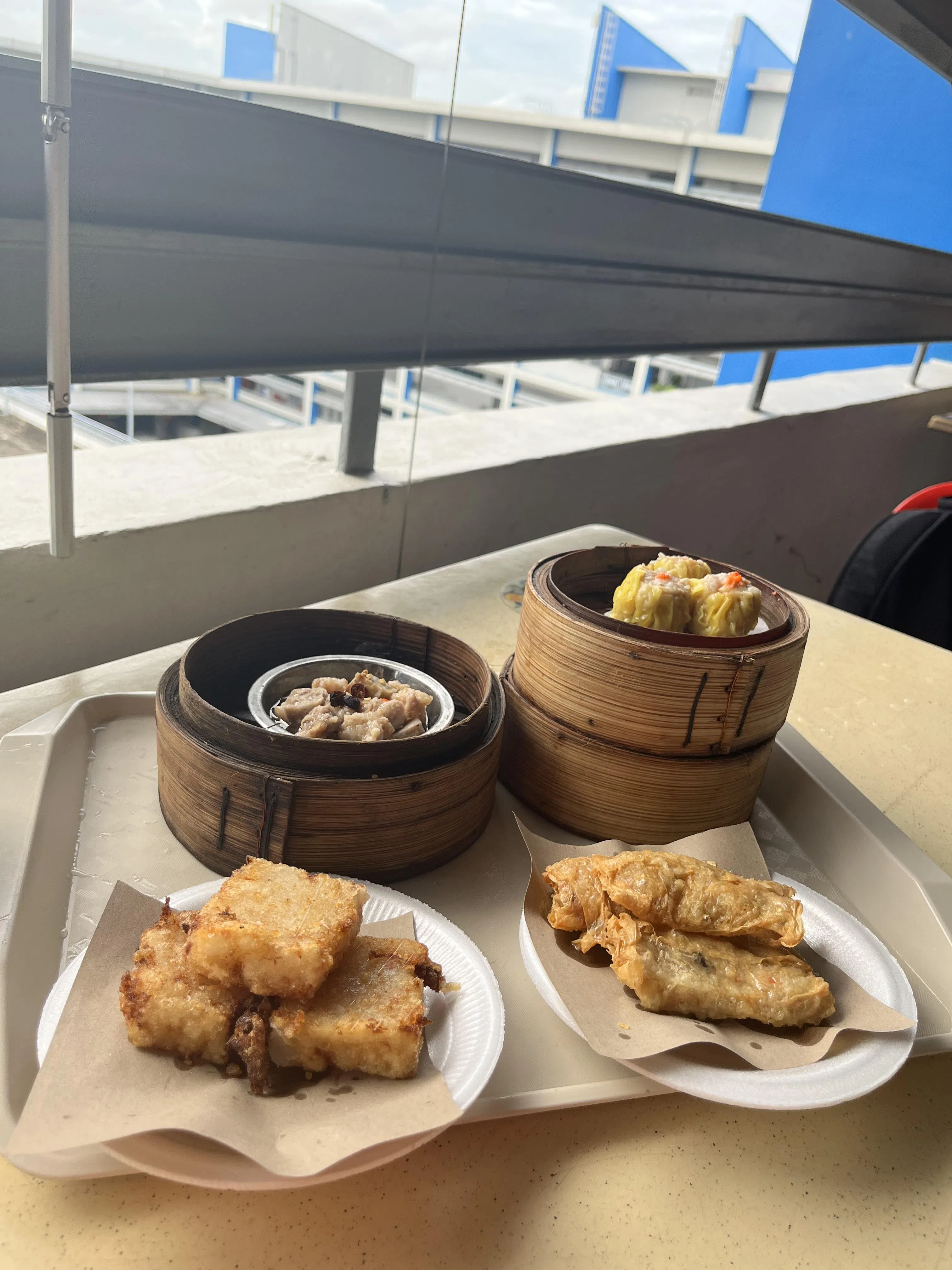 “寄托港式点心”开在工业大楼，萝卜糕（一碟三件）$3，腐皮卷、烧卖和豉汁排骨一律每份$2.50，CP值高。（陈映蓁摄）