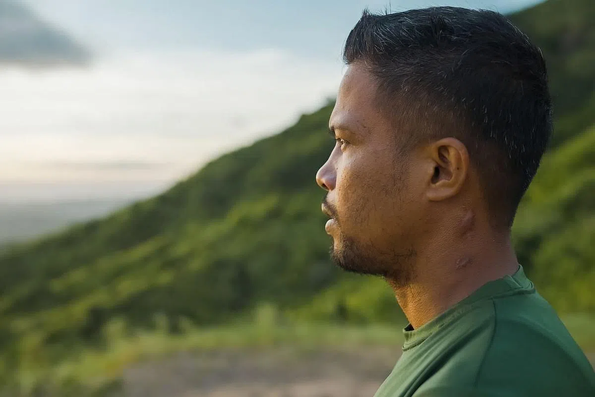 《菲律宾的最后捍卫者》森林卫士颈项的子弹疤痕明显可见。（互联网）