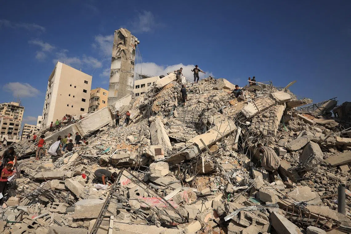 以军再于9月6日炸毁加沙城一栋15层高的住宅楼。当地居民随后到废墟中翻找可用的物资。（路透社）