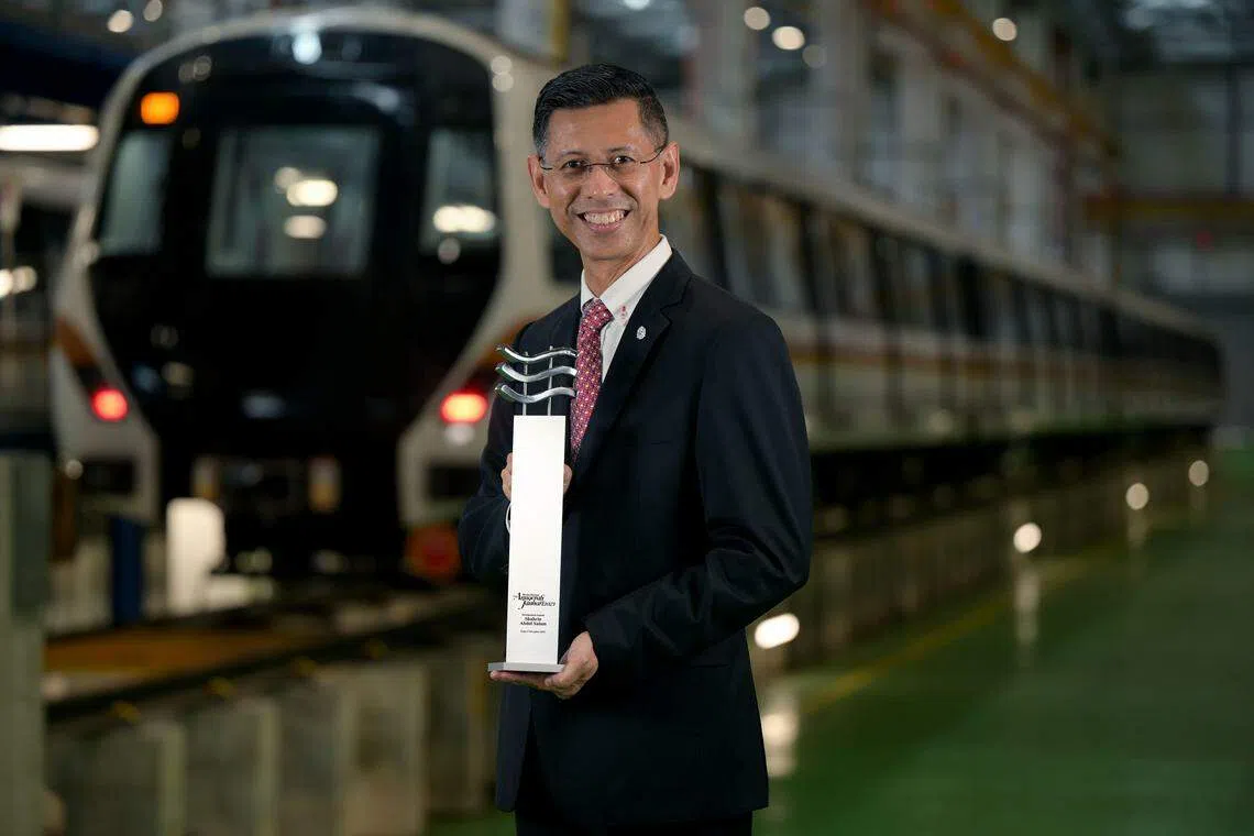 SMRT汤申—东海岸线高级副总裁与董事经理沙林在交通领域贡献超过20年，并担任社区领袖，获颁《每日新闻》杰出成就奖。（每日新闻）