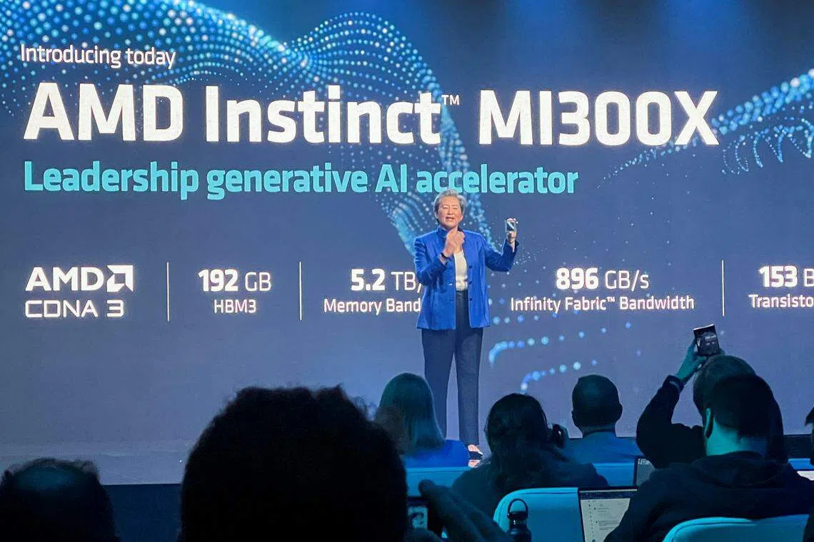 苏姿丰隔夜在美国旧金山举行的活动中介绍了超微最新的MI300X晶片。（路透社）