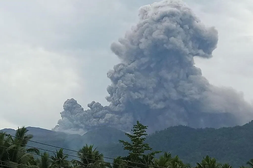印尼火山喷发 两名新加坡人死亡-feature-thumbnail