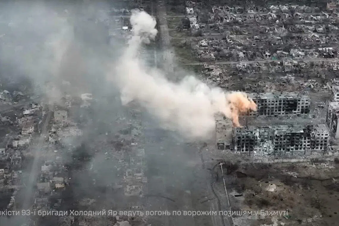 若从高出往下看，除了袅袅白烟，巴赫穆特已无生息。（路透社）