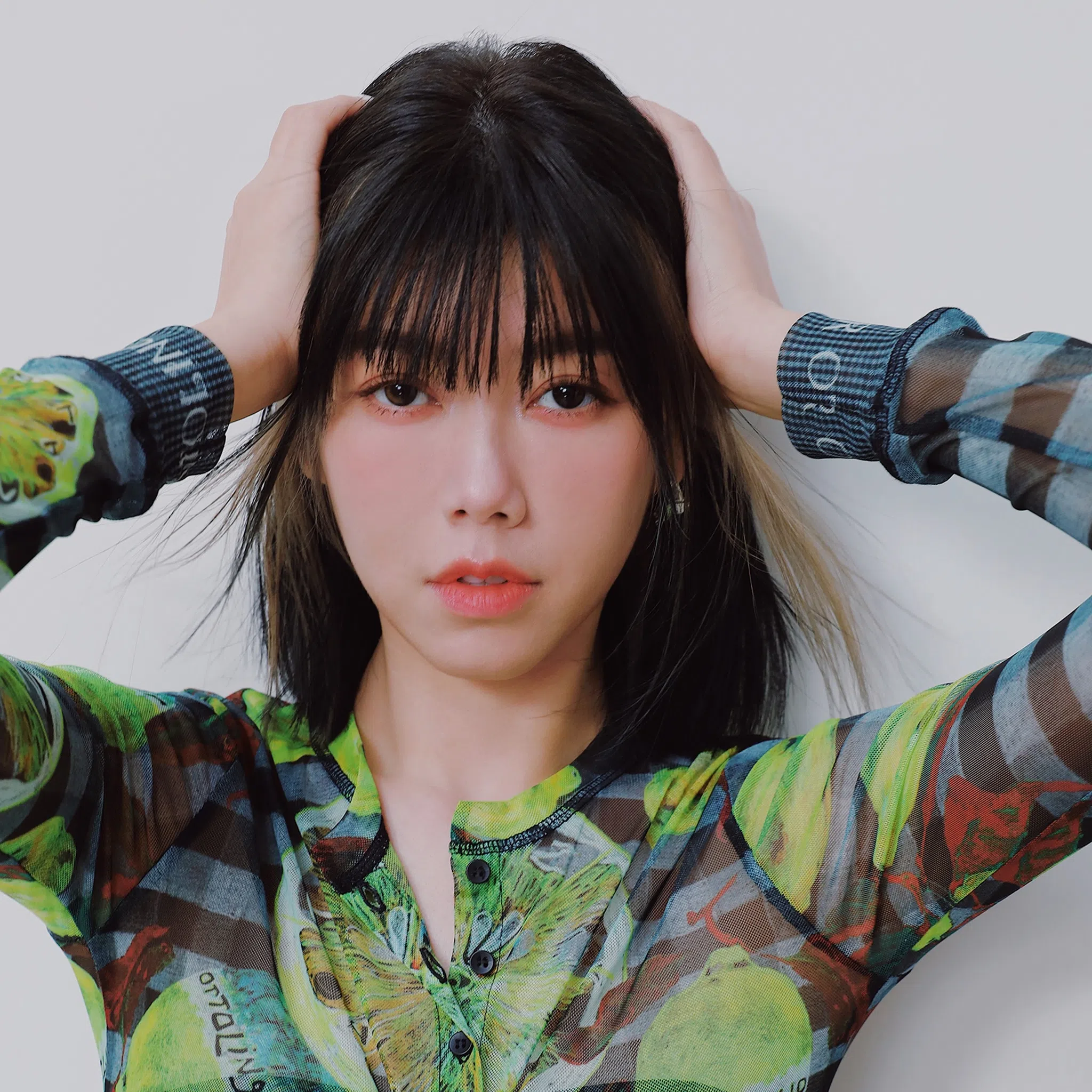 蔡恩雨为新专辑尝试新造型，将长发剪短之余还剪了浏海。（取自蔡恩雨脸书）