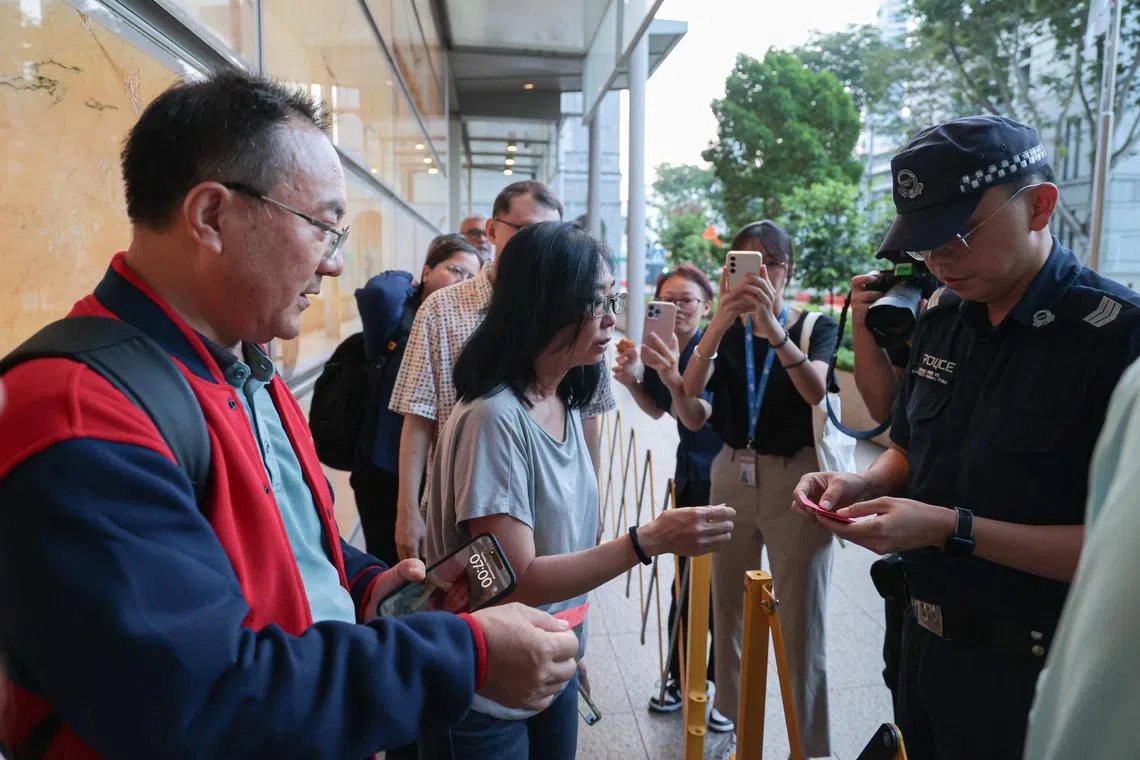 高庭在早上7时开始分发号码牌，允许约45名公众进入庭室旁听。（李冠卫摄）