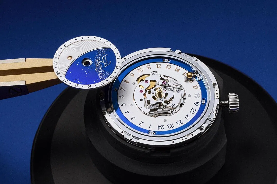 LVDB-03 Louis Varius表盘中央蓝钛盘面采用De Bethune独家工艺制作星空效果。（De Bethune提供）
