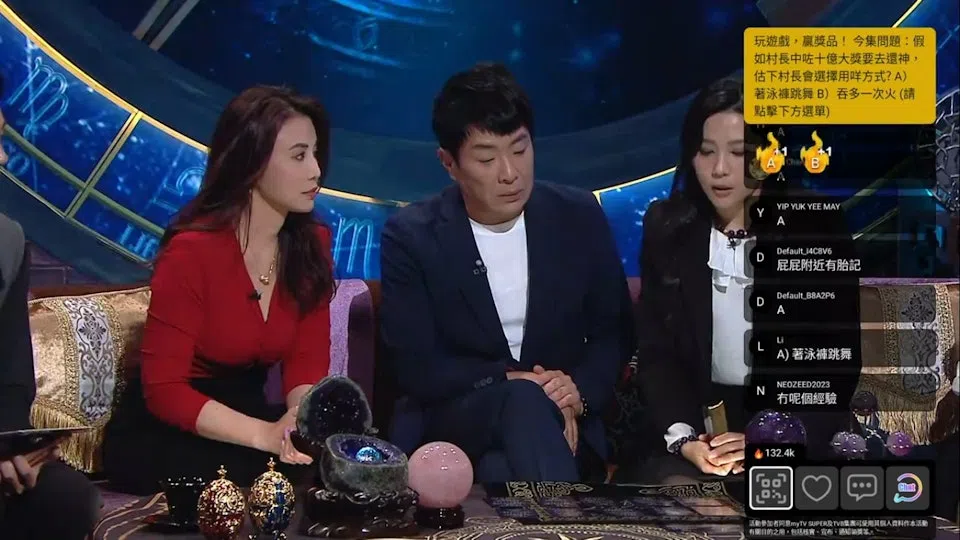 陈雅伦（左起）应好友梁思浩邀请上节目，并接受通灵师罗泳娴的塔罗牌占卜。（视频截图）