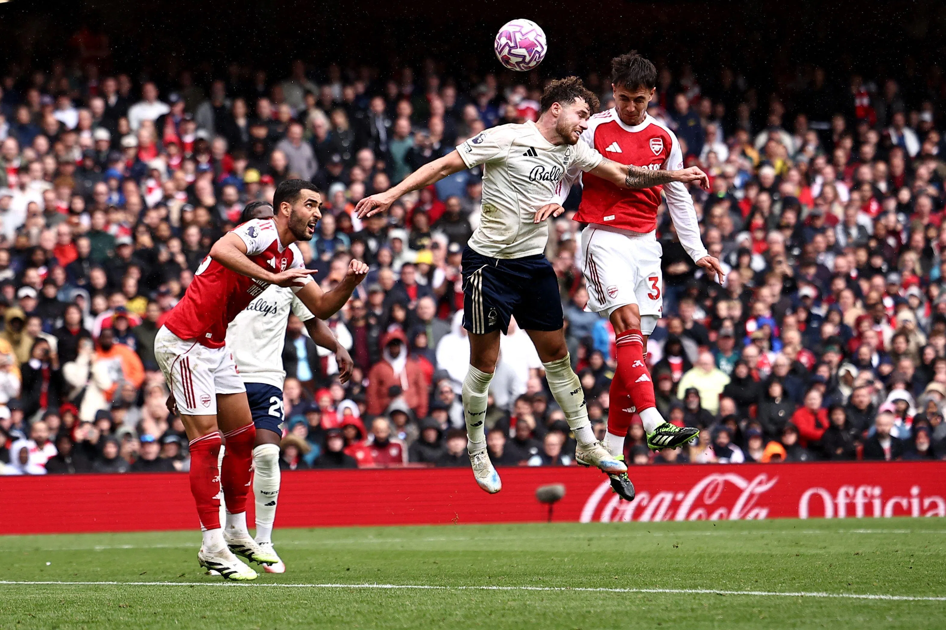 苏维门迪（右）弹跳力出众，以头球为阿申纳锁定胜局。（法新社）