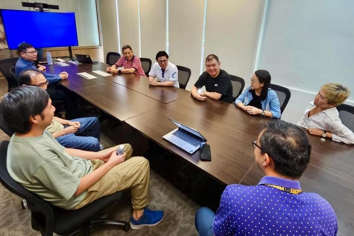 符策翔（后排左二）星期六（9月20日）在社媒发文说，过去一周，他与警方、建屋发展局、丹戎巴葛坊商联会及市镇理事会代表会面，讨论如何改善这个中心内的商铺组合、提升整体环境。（取自符策翔脸书）