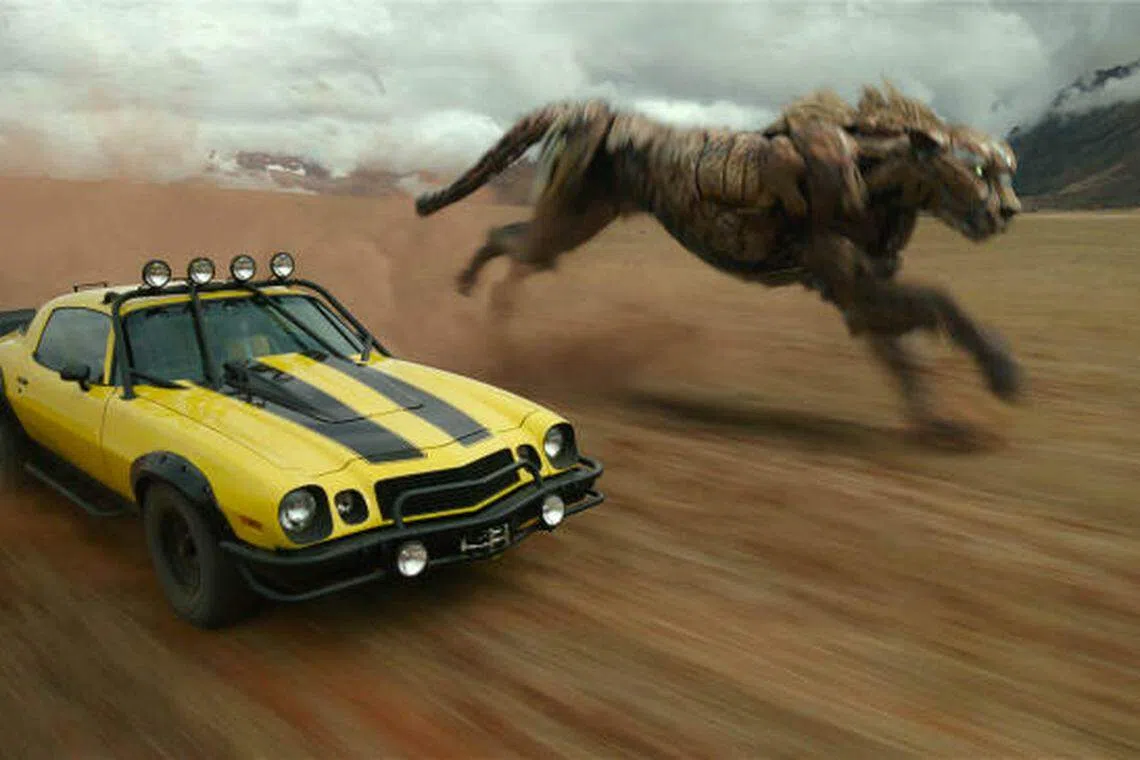 《变形金刚：万兽崛起》的猛豹金刚（右）奔跑速度惊人。（联邦影业提供）