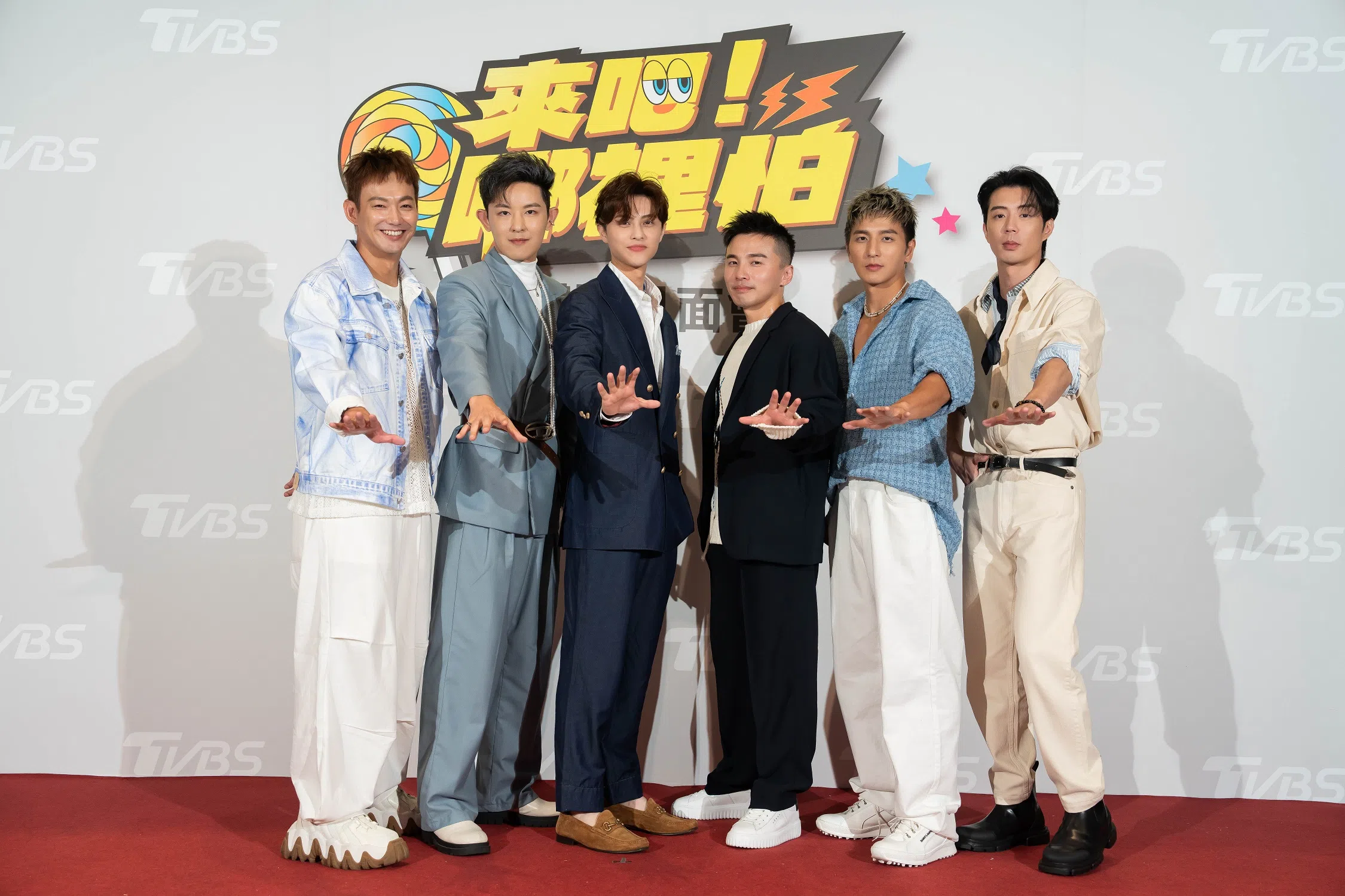 面对15年后的合体，六棒一现身就喊出：“大家好！我们是棒棒堂！”（TVBS提供）