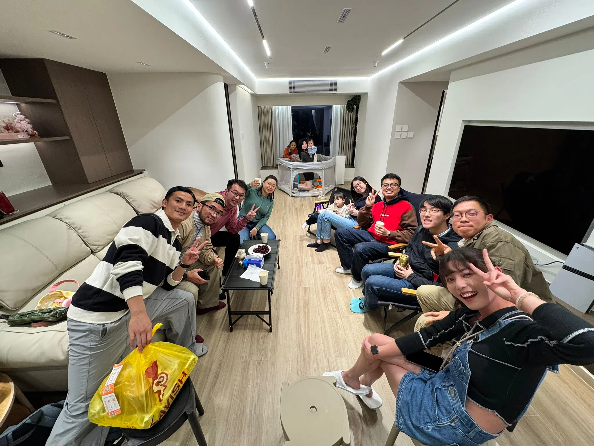 曾晓晴（右下角）趁着新年回澳门和亲友们团聚，图为她与中学同学合影。（受访者提供）