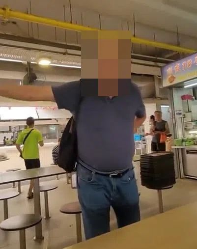 蓝衣男子要求女拍摄者，到他位于广东民大厦的办公室会面，让网民质疑他在冒充公职人员。（取自TikTok@singaporeincidents.sg）