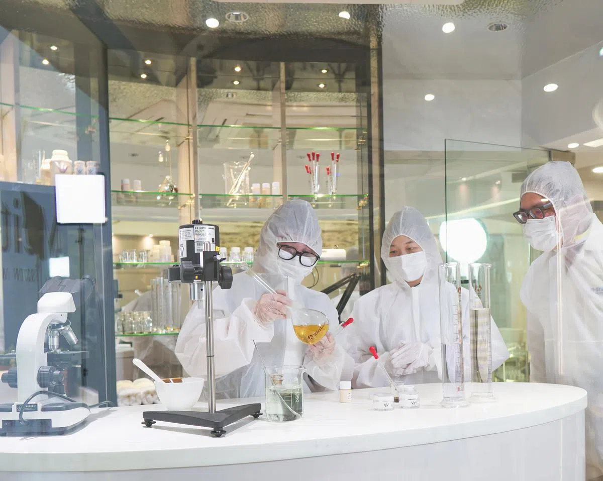 拥有精细化工专业资格的袁园（左），亲自参与YYTWO产品研发。