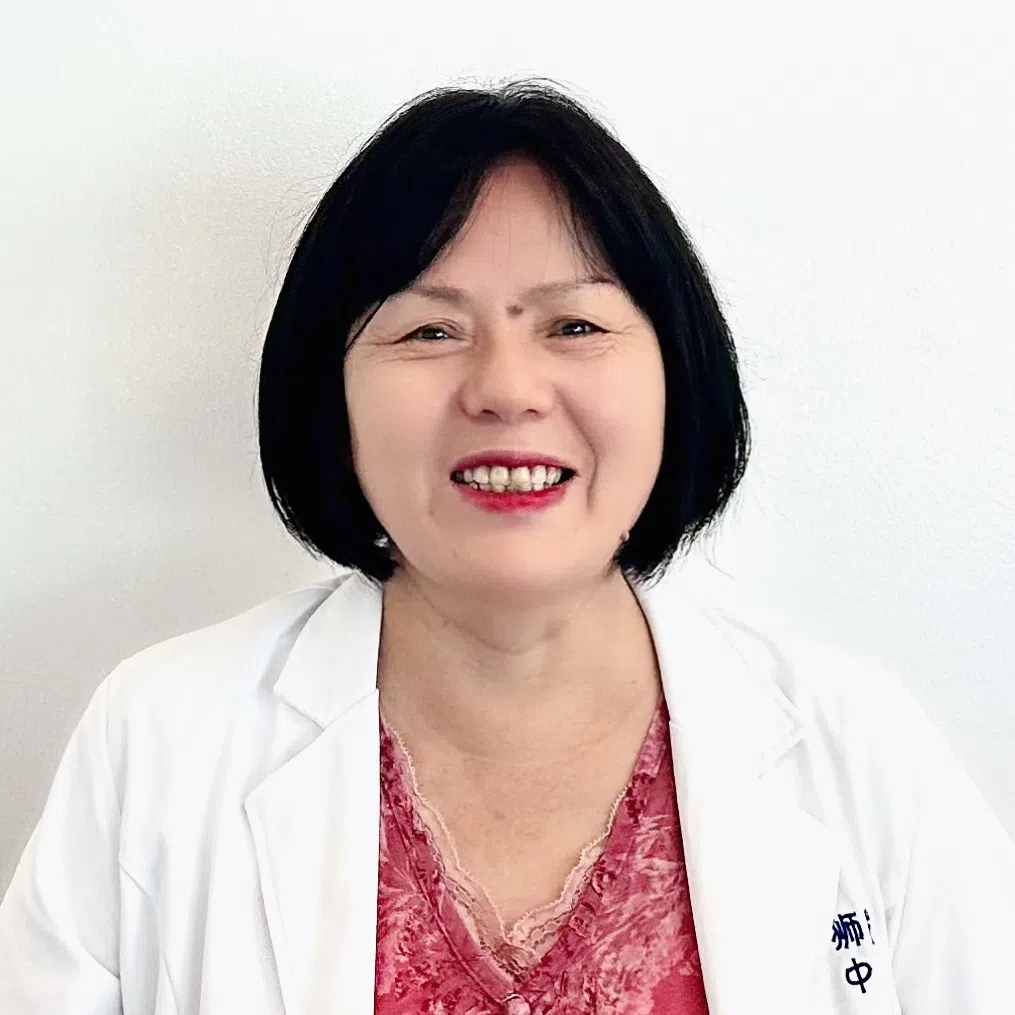 秉持着医者仁心的初衷，沈计芬创立了狮城中医治疗中心。（图/商家提供）
