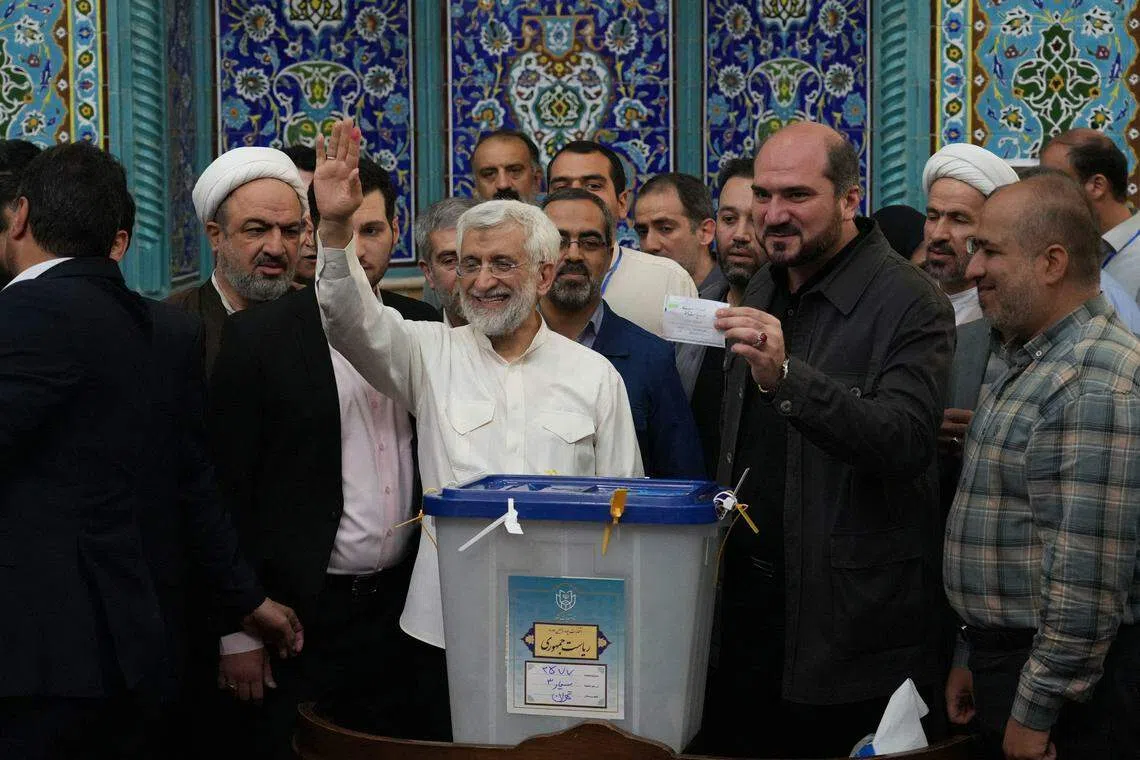 贾利利（白色上衣）为伊朗前首席核谈判代表。（法新社）