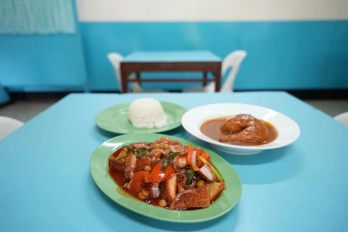 Colbar的招牌海南炸猪排（前）和鸡肉咖喱饭（后）。（谢智扬摄）