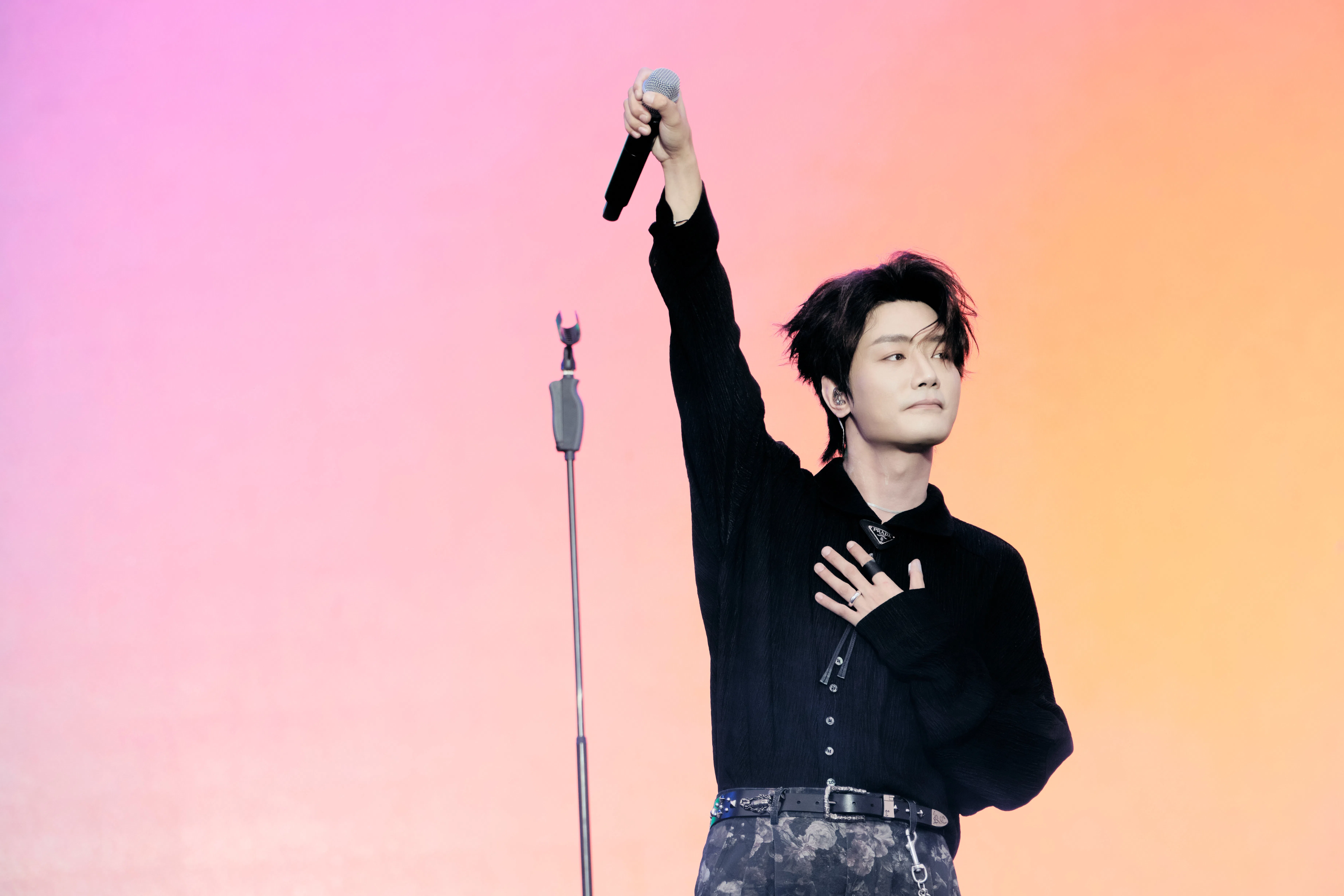 中国歌手“队长”翻唱黄韵仁和小寒为房祖名创作的歌曲《假动作》。（取自队长微博）