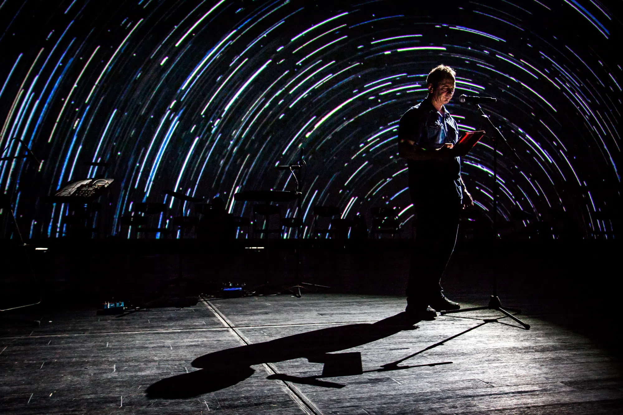 美国诗人、普利策诗歌奖获得者弗罗斯特·甘德在上海春天诗歌音乐剧场朗读诗歌，2019年。（王寅提供）