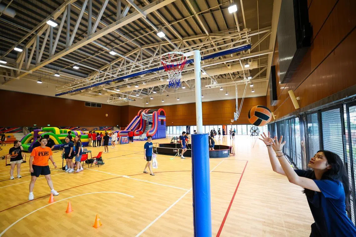 宿舍有各种各样的兴趣小组，包括排球、躲避球、壁球等，学生们可以自由参加。（林明顺摄）