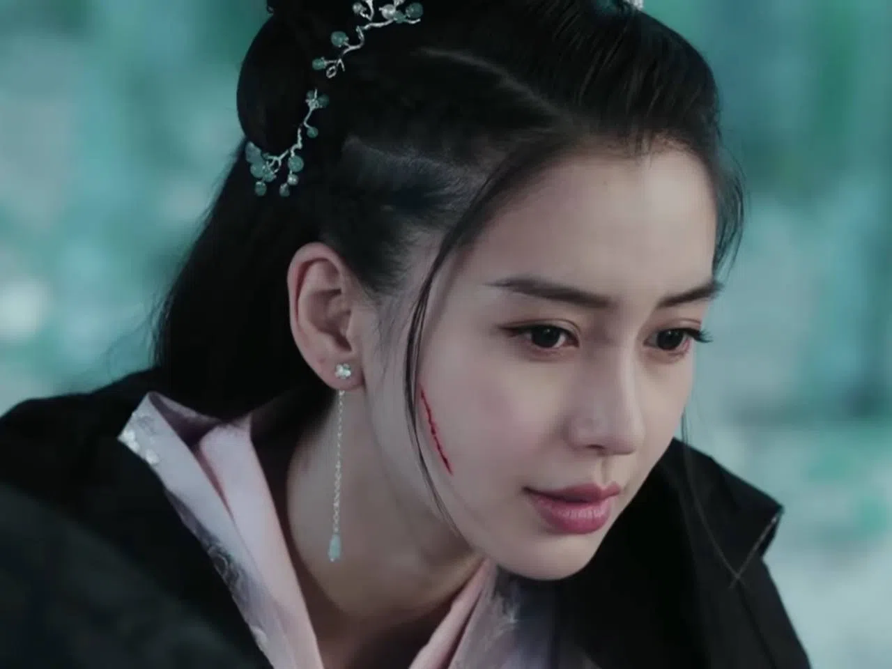 杨颖在《孤芳不自赏》中自毁容颜，却只留下小划痕。（互联网）
