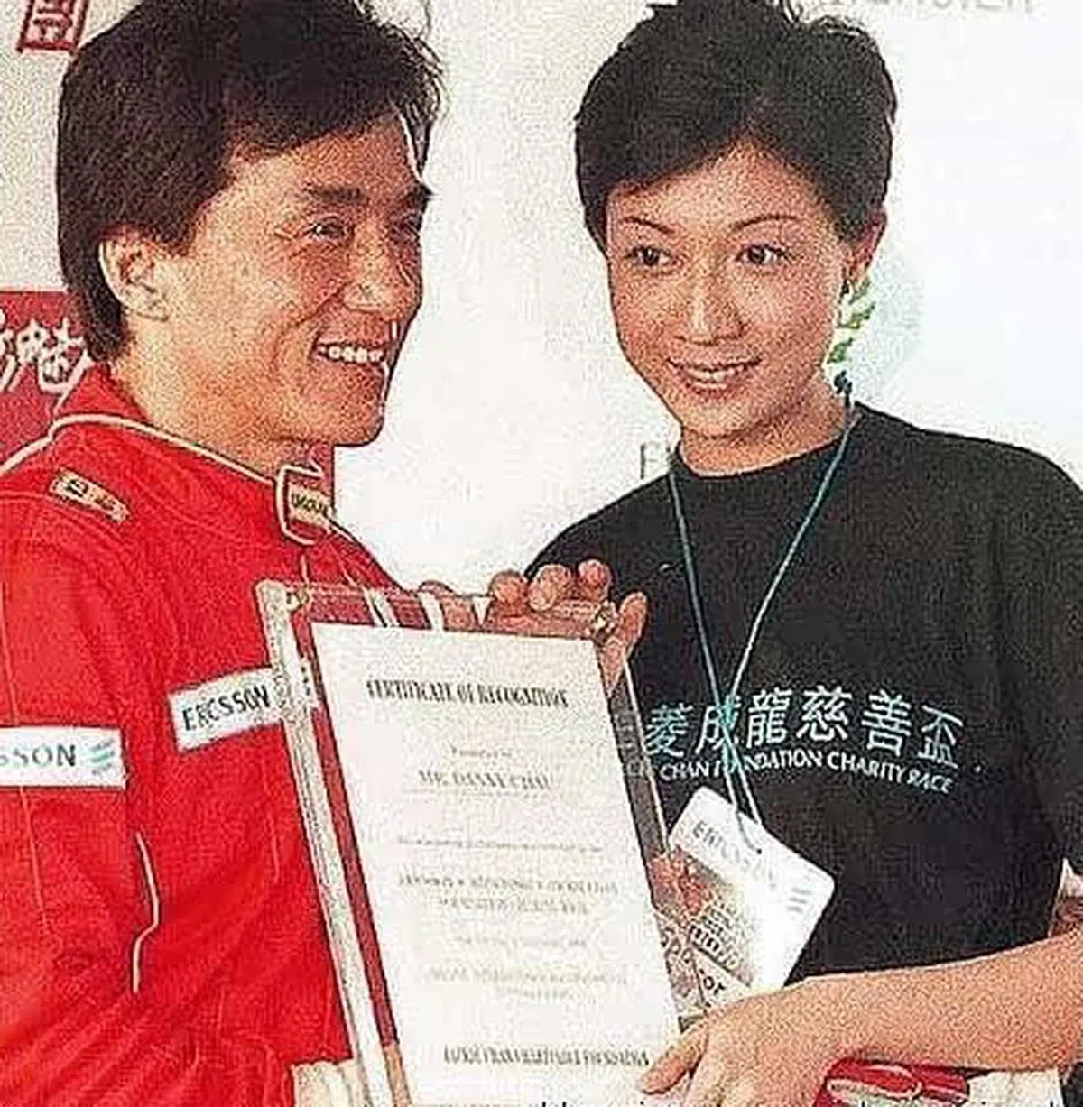 吴绮莉（右）为成龙（左）生下吴卓林，但无法解决女儿如今制造的问题。（互联网）