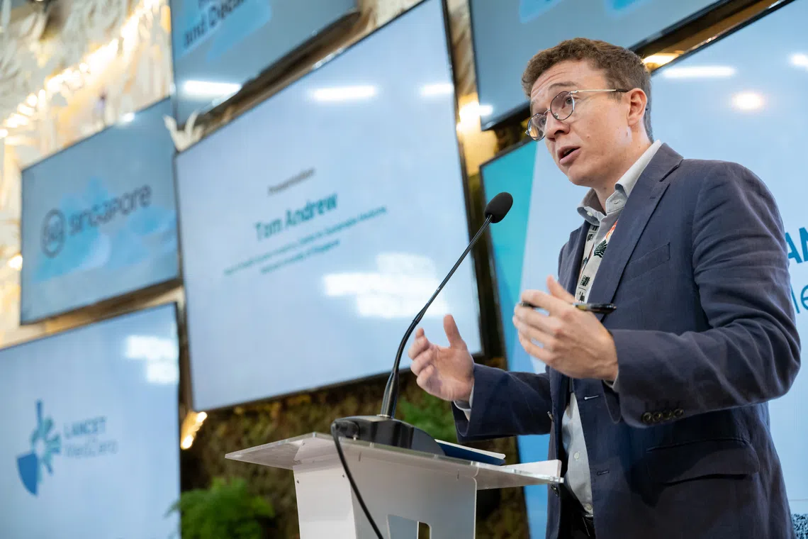 新加坡国立大学杨潞龄医学院可持续医学中心卫生系统分析主任安德鲁（Tom Andrew），贝伦时间星期五早上，在COP30新加坡馆推介Lancet MedZero医疗产品碳足迹数据库。（COP30新加坡馆提供）