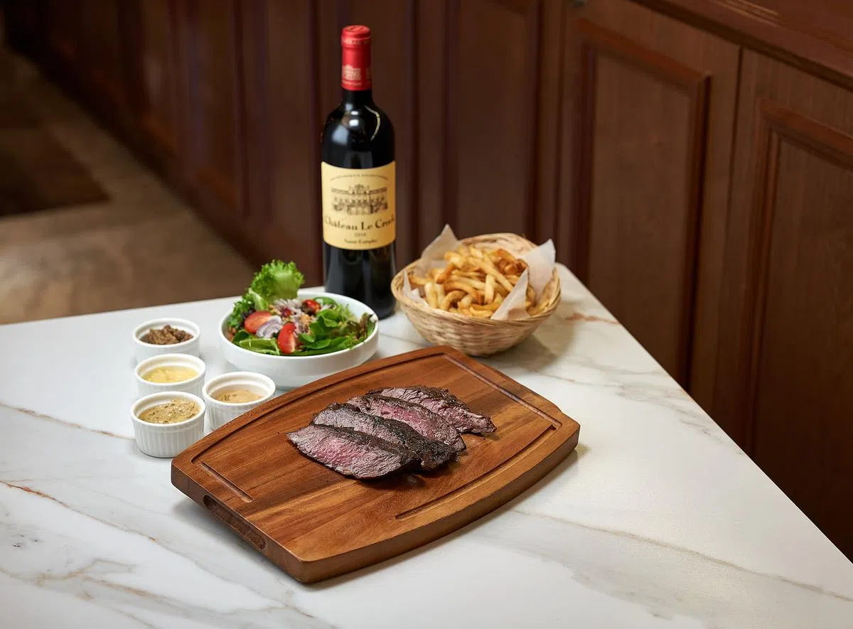 Les Bouchons烤和牛肉上桌时肉质呈粉红色，细嫩多汁。（图片由餐馆提供）