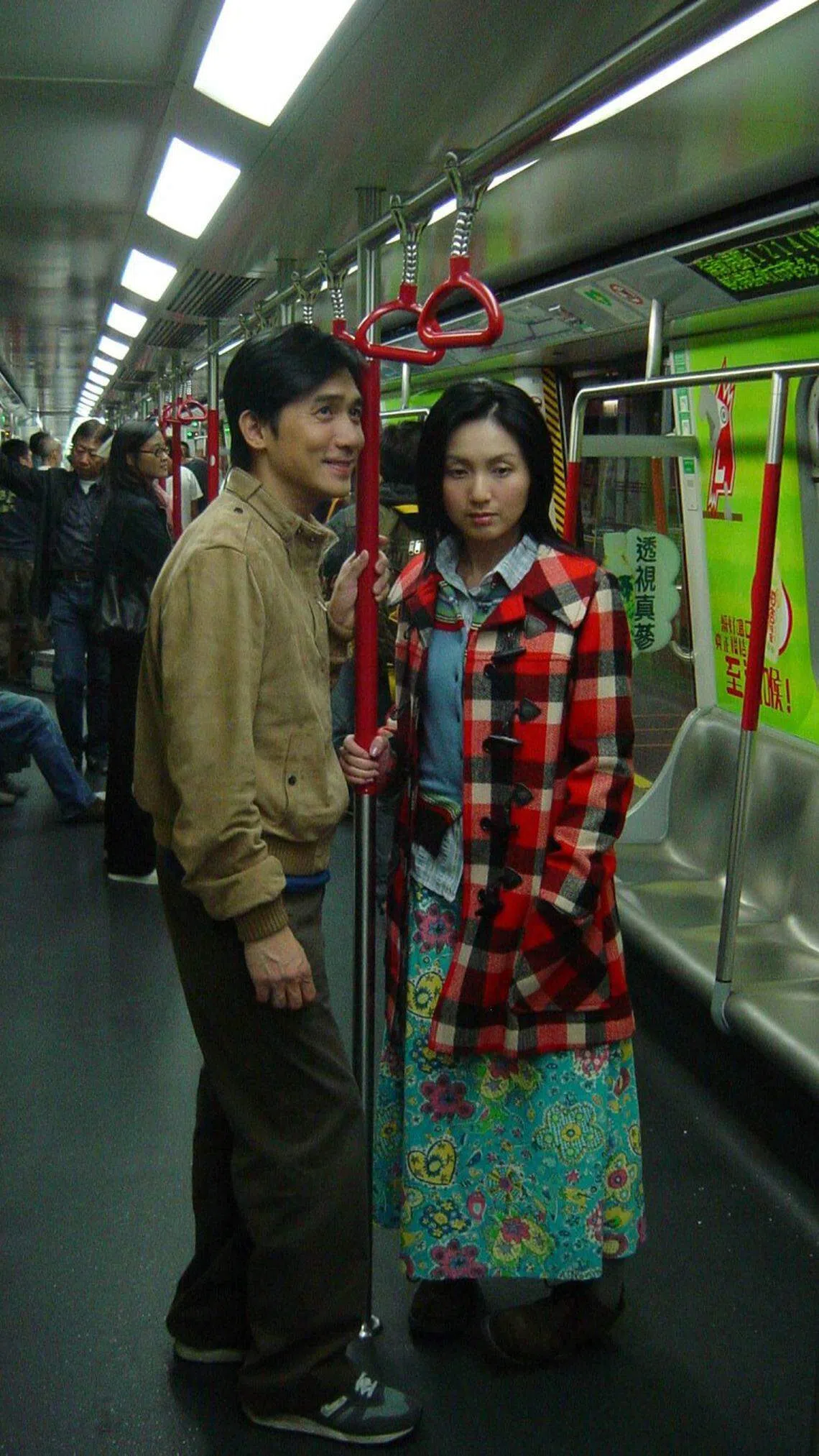 《地下铁》讲述杨千嬅饰演的盲女（右）在地下铁旅程中的经历和感受。（互联网）