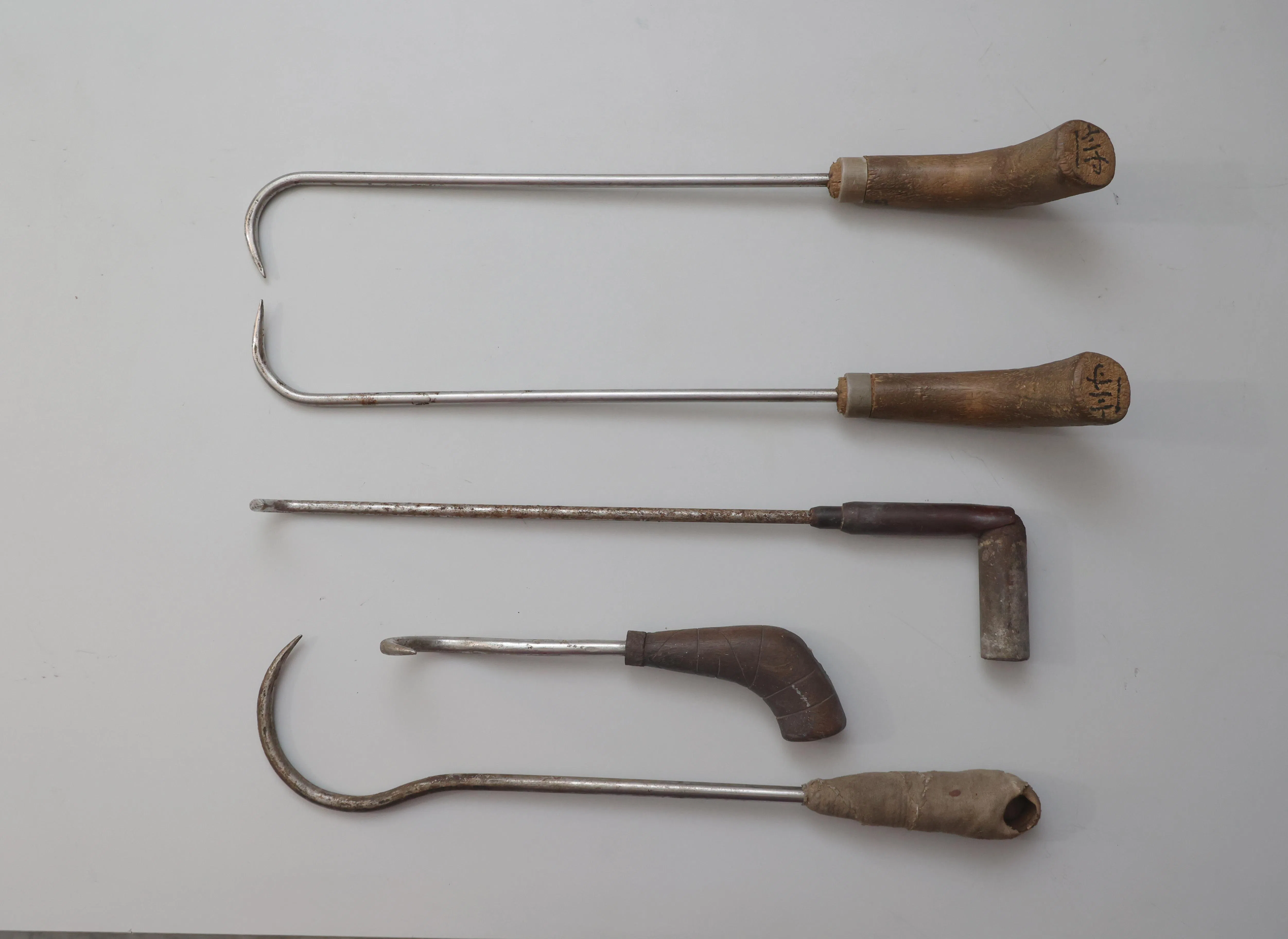 各种造型和长度的铁钩，是钩海底估俚的谋生工具。（唐家鸿摄）