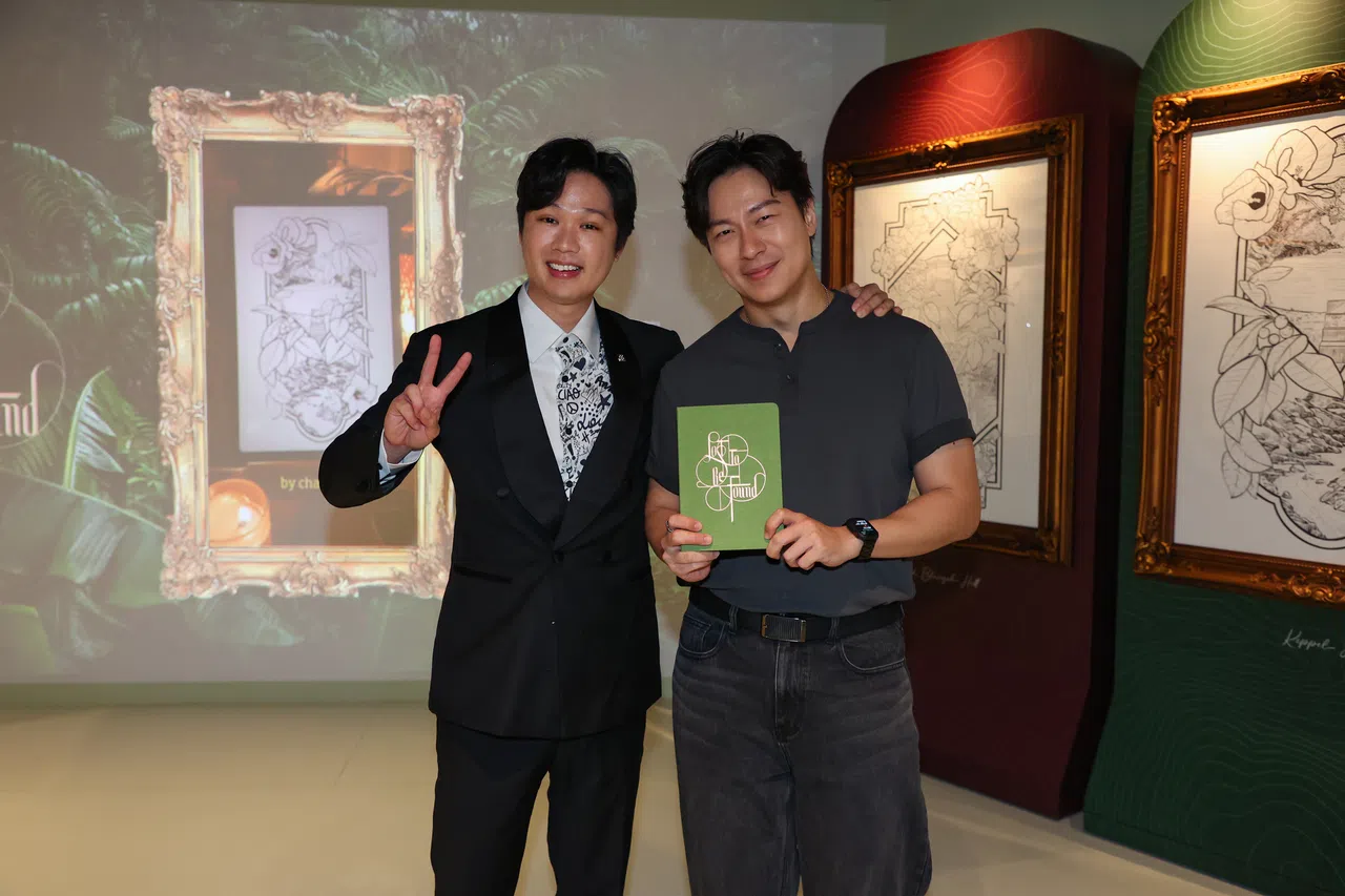 鹤天赐（右）和本地艺人兼画家陈熙私下是多年好友。（陈心媛摄）