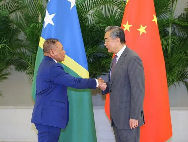 中国外长王毅（右）星期三（5月28日）在厦门会见所罗门群岛外长阿格瓦卡。（中国外交部官网）