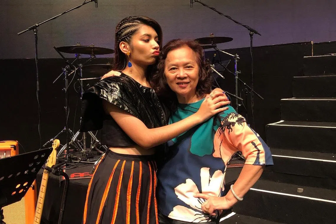 李妈妈会帮忙女儿李佩玲挑选歌曲，打造台风。（取自李佩玲脸书）
