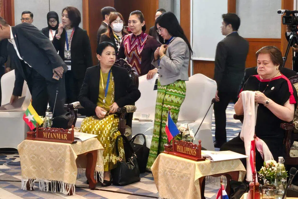 缅甸外交部常任秘书玛拉丹泰进入会场后，在缅甸席位入座。（廖慧婷摄）