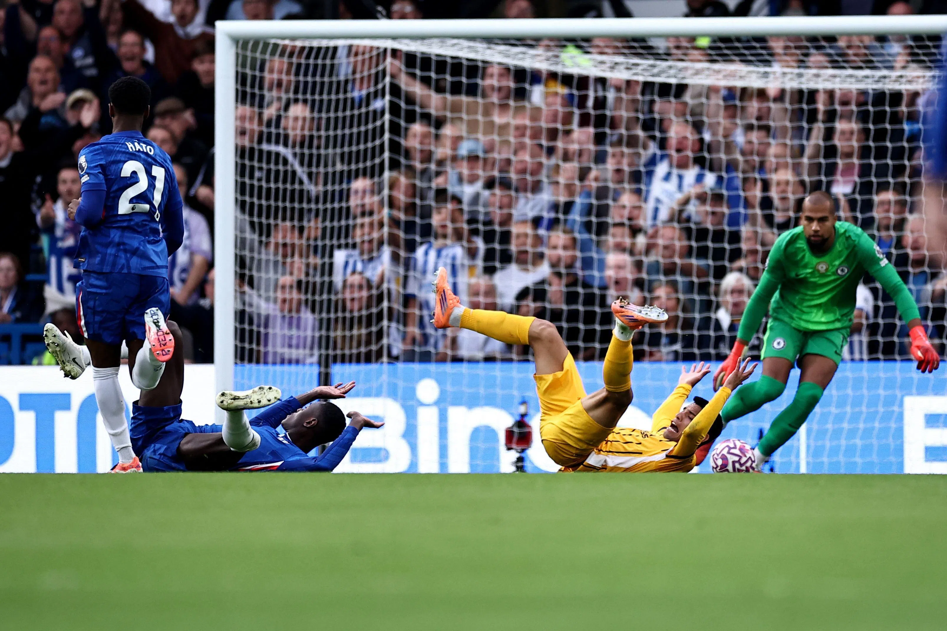 为了阻止对手的单刀机会，蓝军中卫查洛巴（蓝衣倒地者）拽倒对方中场戈麦斯（黄衣），主裁判在观看回放后对前者出示红卡。（法新社）